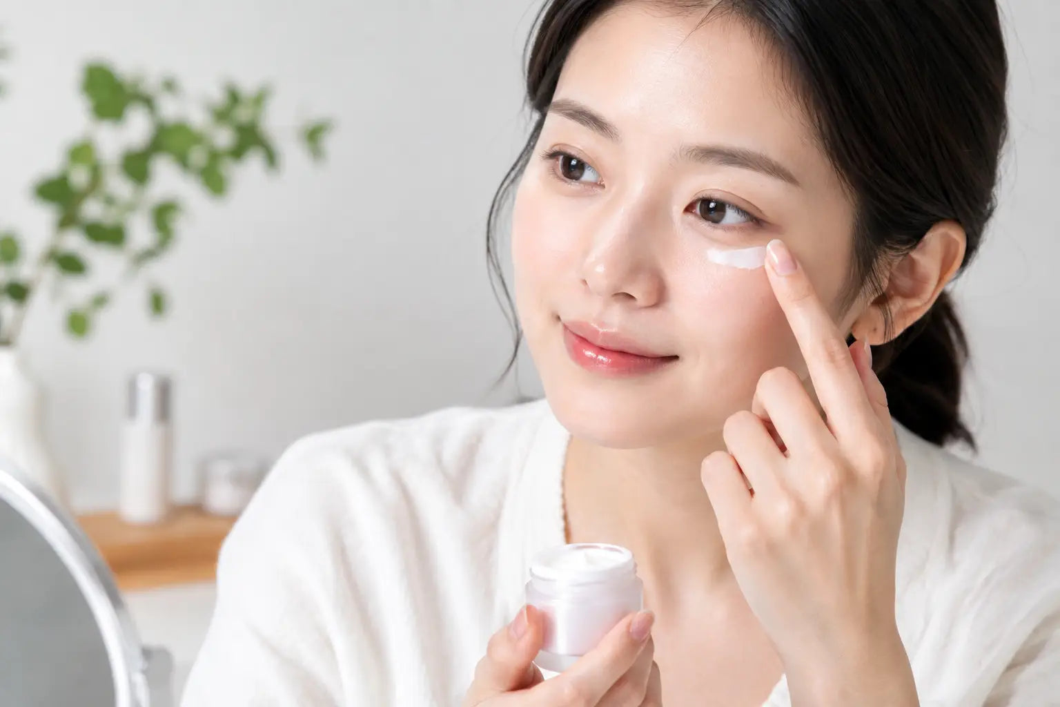Cómo aplicar crema de ojos coreana paso a paso