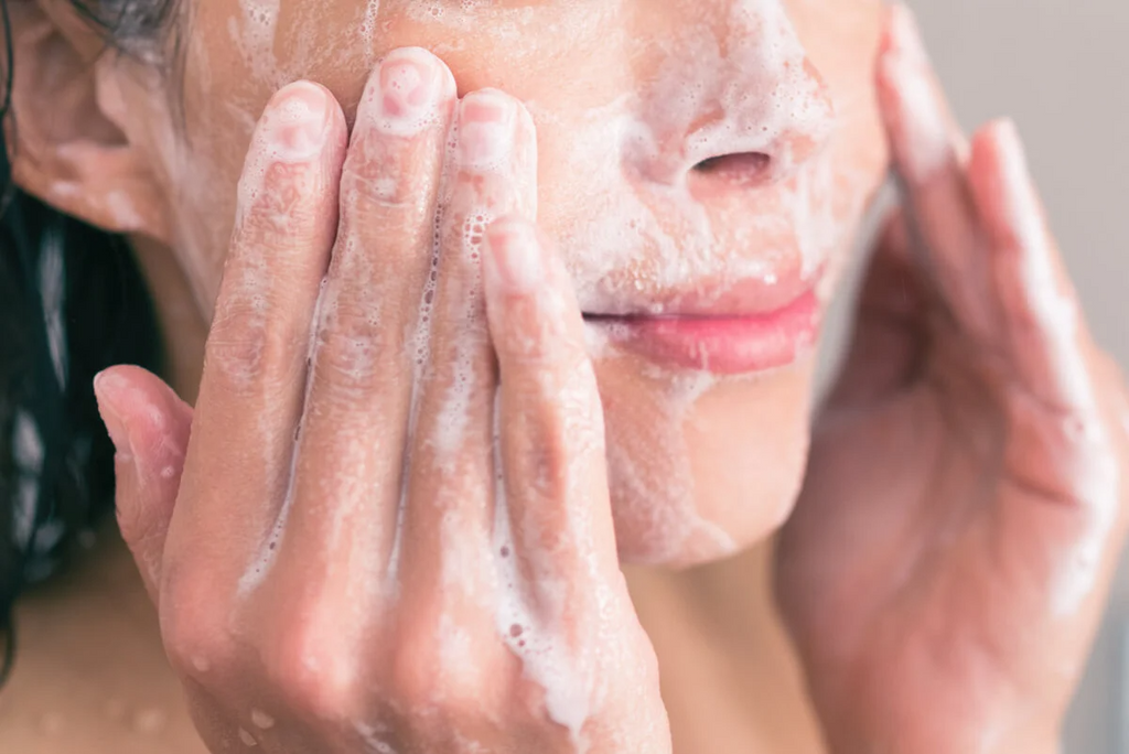 ¿Cuántas veces al día debes lavar tu rostro para tener una piel radiante?